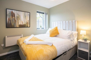 Manchester - Luxury Serviced Apartment, Close to Old Trafford, City Centre, Media City, Etihad, Coop Live, AO Arena, Salford Quays, sleeps up to 6, with Free Private Car Parking